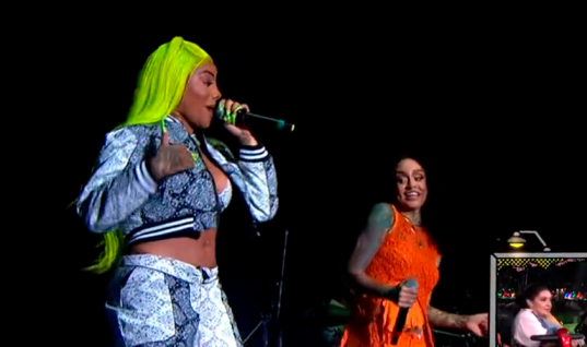 Em plena polêmica de censura no Lollapalooza, Kehlani convida Ludmilla para o palco e canta “Verdinha”