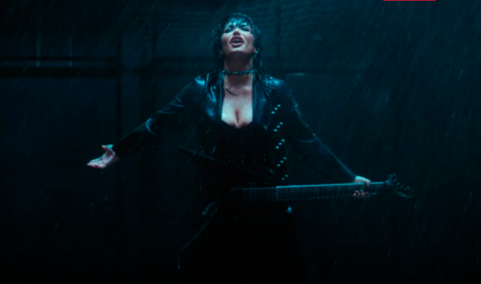 RENASCEU DAS CINZAS! Demi Lovato entrega super produção para clipe de “Skin Of My Teeth”; assista
