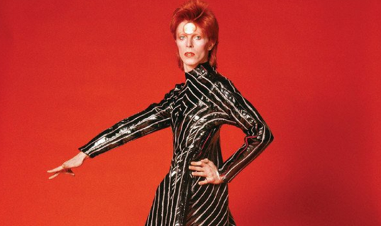 Crítica especializada aclama ‘Moonage Daydream’, documentário psicodélico sobre David Bowie, veja detalhes