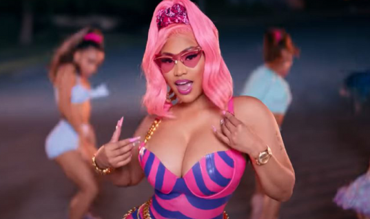 Nicki Minaj vive sua própria fantasia ‘Barbie’ no clipe de ‘Super Freaky Girl’, saiba detalhes