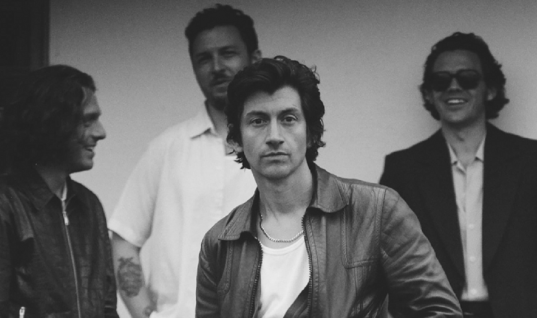 Arctic Monkeys retorna após quatro anos com o álbum ‘The Car’, saiba mais