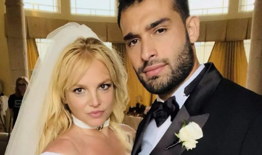 Sam Asghari defende Britney Spears de ataques após a estrela postar fotos nuas no Instagram, entenda