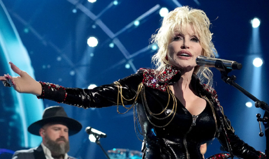 Grandes colaborações e muito rock: Dolly Parton revela o que esperar de seu primeiro álbum no gênero, confira