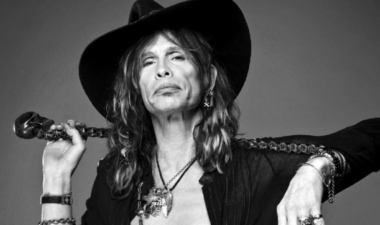 Steven Tyler é acusado de assediar sexualmente ex-namorada menor de idade nos anos 70, entenda