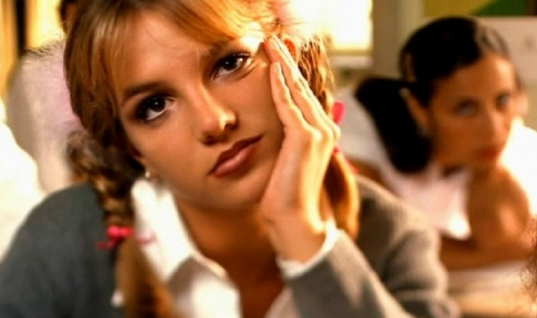 Britney Spears, Sandy & Júnior, Cher: 7 canções que completam 25 anos em 2023, confira