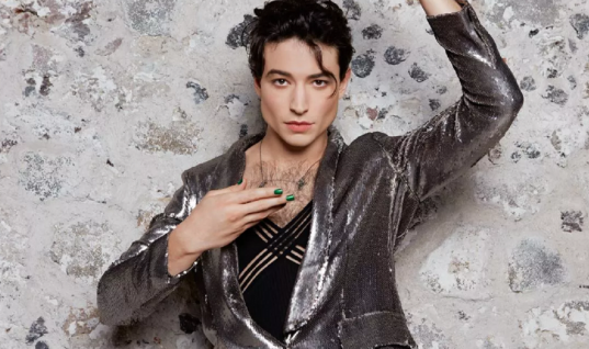 Futuro de Ezra Miller na DC será decidido apenas depois de sua recuperação, diz Peter Safran