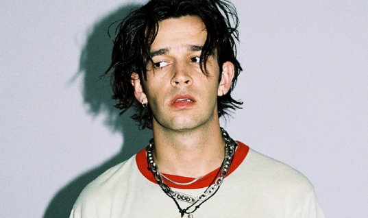 “Eles precisam crescer”: Matty Healy, do The 1975, manda recado para Noel e Liam Gallagher do Oasis, confira