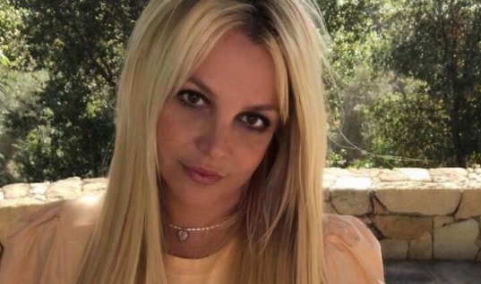 RUMOR: Sam Asghari, médicos e agente de Britney Spears tentam fazer “intervenção” junto à cantora, entenda