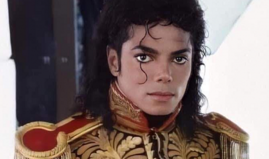 Diretor de ‘Leaving Neverland’ detona cinebiografia em andamento sobre Michael Jackson, entenda