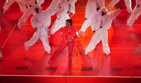 Teoria sobre o conceito da apresentação de Rihanna no Super Bowl viraliza, entenda