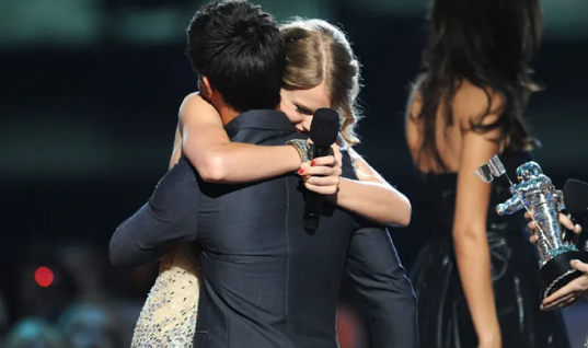 Taylor Lautner conta que achou que a interrupção de Kanye West a Taylor Swift durante o VMA 2009 foi encenada, entenda