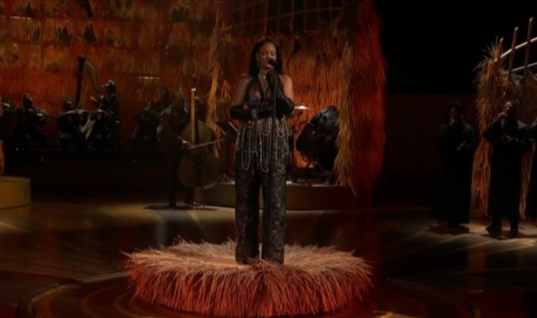Rihanna é aplaudida de pé em performance de ‘Lift Me Up’, trilha sonora de ‘Wakanda Forever’, no Oscar