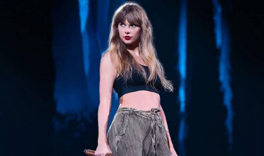 Taylor Swift disponibiliza novas versões de suas canções em comemoração ao início da ‘The Eras Tour’, confira