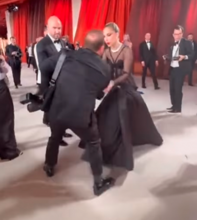 Lady Gaga corre para socorrer fotografo que leva tombo durante Oscars; veja o momento