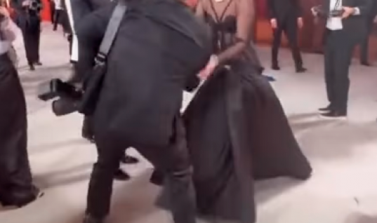 Lady Gaga corre para socorrer fotografo que leva tombo durante Oscars; veja o momento
