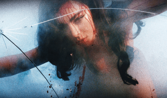 Charli XCX estrelará remake do polêmico ‘Faces da Morte’, proibido em diversos países