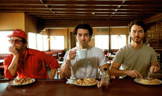 Os Jonas Brothers estão de volta com o lançamento de “Waffle House”; ouça