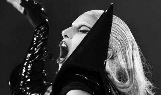 ‘Bloody Mary’, de Lady Gaga, chega ao Top 10 de músicas pop das rádios americanas, confira