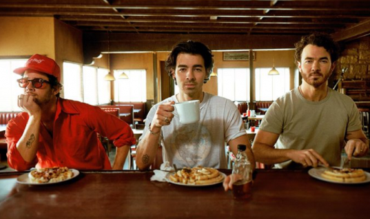 Jonas Brothers lança clipe de ‘Waffle House’ e anuncia turnê abordando os seis álbuns da banda, confira