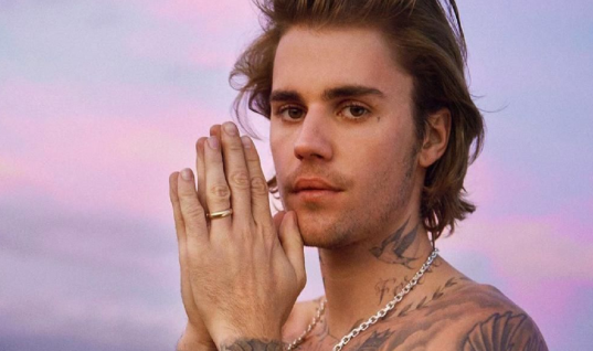 Justin Bieber sai em defesa de Frank Ocean após apresentação criticada no Coachella, saiba mais 