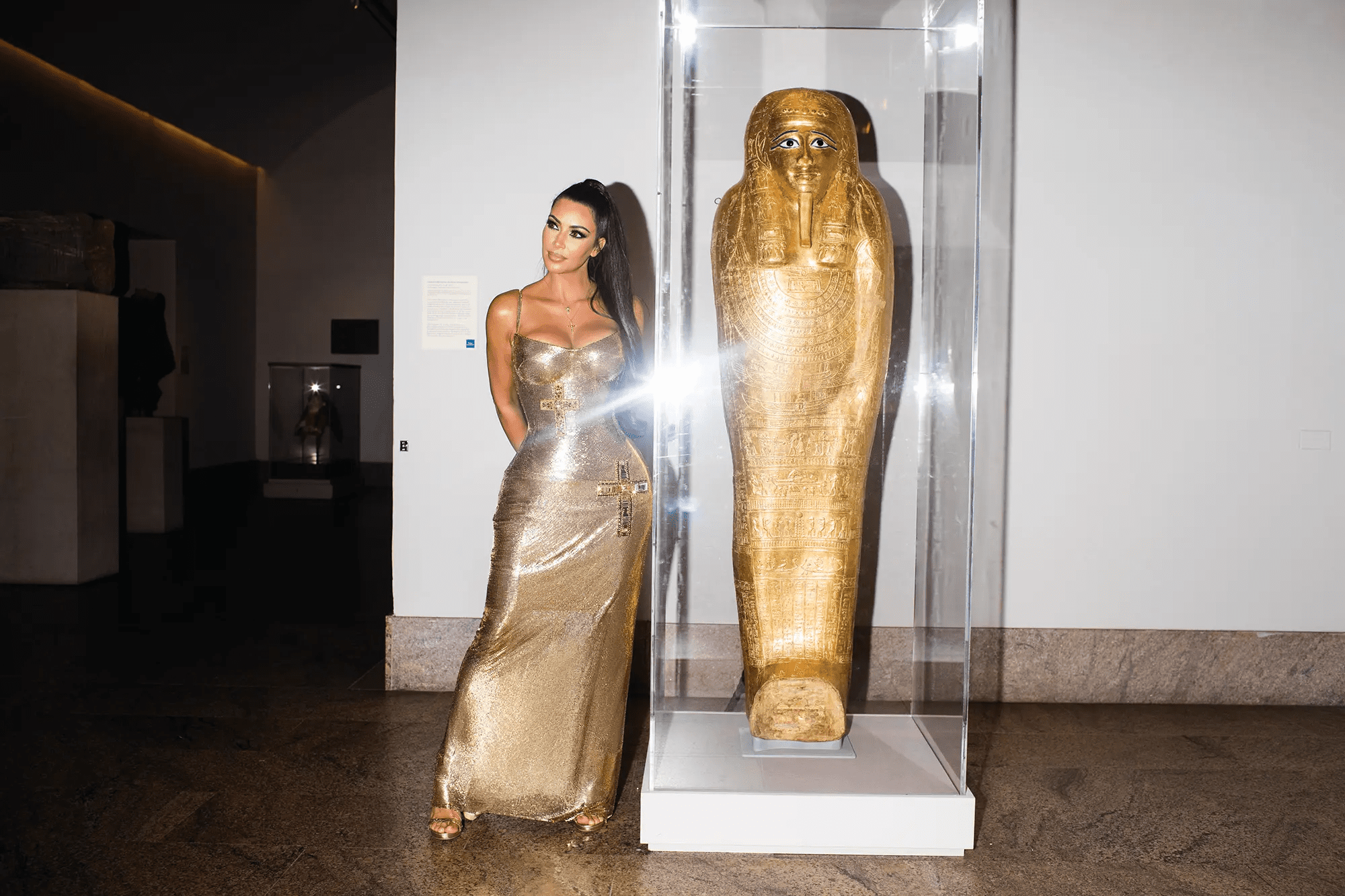 Erinnern Sie sich an die unerwartete Beziehung zwischen Kim Kardashian und dem Diebstahl eines ägyptischen Artefakts bei der Met Gala – Portal Famosos Brasil