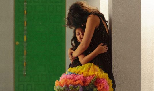 Capa do álbum 'Família' de Camila Cabello