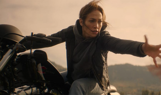 THE MOTHER: Jennifer Lopez divulga pôsteres oficiais de seu novo filme pela Netflix