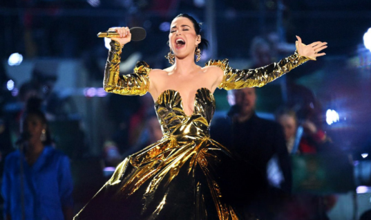 Com drones e enaltecendo a causa LGBTQIA+, Katy Perry realiza um verdadeiro espetáculo na coroação do Rei Charles III