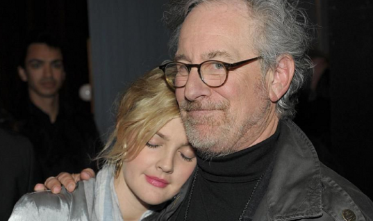 Sem estabilidade familiar, Drew Barrymore revela que pediu para Steven Spielberg ser seu pai, saiba mais 