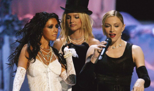 Ensaio completo de Madonna, Britney Spears e Christina Aguilera para o VMA 2003 é vazado, confira