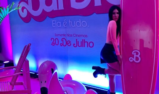 Cantora Manu Cabanas marca presenta na pré-estreia de “Barbie”