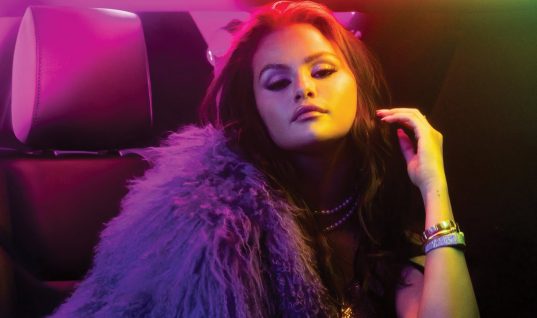 VAI BAFORAR! Selena Gomez anuncia novo single com estética dançante