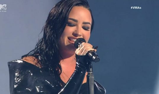 RAINHA DO ROCK! Demi Lovato traz rock pesado para o palco do VMAs 2023 com faixas do “REVAMPED”