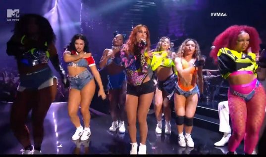 Anitta traz o funk brasileiro para o palco do VMAs 2023 e encerra apresentação com música nova