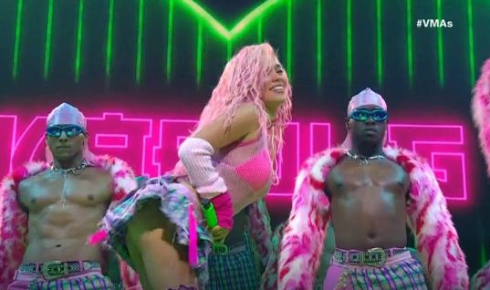 Karol G faz performance incrível de “Oki Doki” no VMAs e traz funk brasileiro para o palco com “Tá Ok (Remix)”; assista