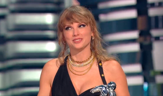 Taylor Swift se torna a artista feminina a receber mais VMAs em um única noite; veja lista
