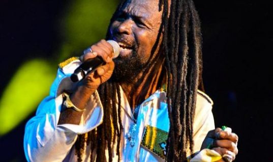 Rocky Dawuni explora as raízes africanas no Brasil em novo clipe de ‘Shade Tree’