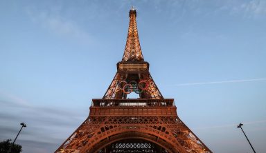 Cerimônia de Abertura das Olímpiadas de 2024 encanta o mundo com espetáculo de luzes na Torre Eiffel