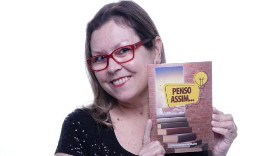 Escritora Valéria Borges lança o livro “Penso Assim…” na 43ª Semana Literária Sesc do Paraná